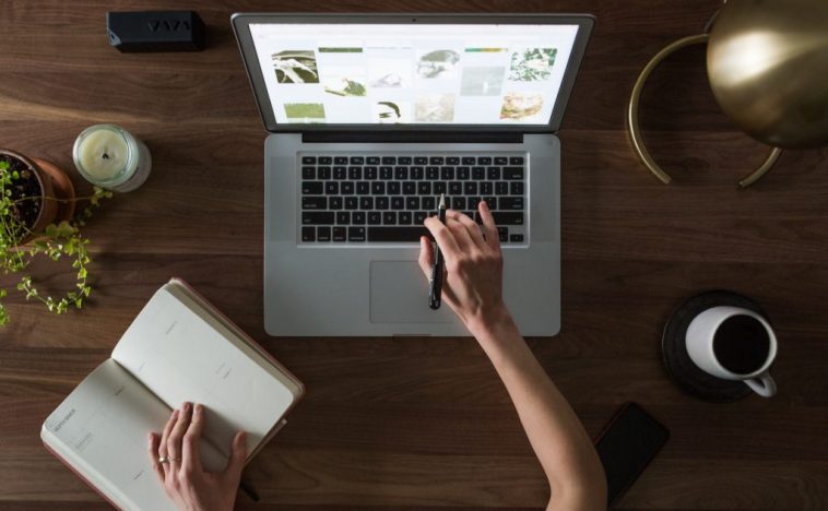 computer-desk-hand-374631-1024x683